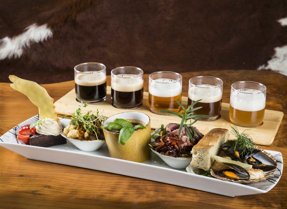 Vikingplanke med fem matrettar og tilhøyrande øl, som servert i bryggeripuben.